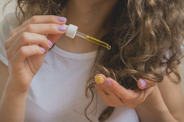 Does Oil Moisturize Hair?